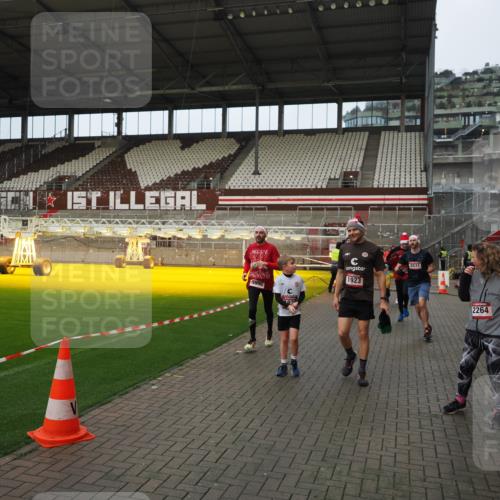 07.12.2025 - St. Pauli X-Mass-Run No. 15 Fabian Wolf http://msf.ph/oto/9423519 07.12.2025 12:01:24 Ziel 1923, 1928, 1930, 1932, 2991, 3385, 3463, 3531, 3811, 3813, 3990, 3992 meine-sportfotos.de