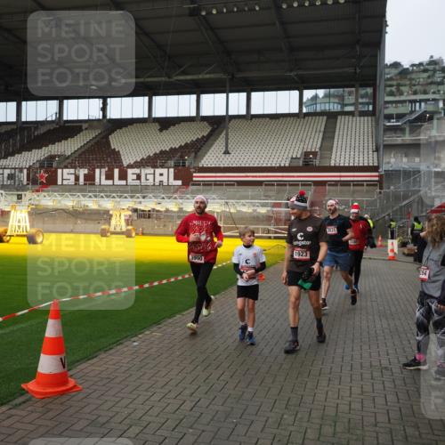 07.12.2025 - St. Pauli X-Mass-Run No. 15 Fabian Wolf http://msf.ph/oto/9423520 07.12.2025 12:01:24 Ziel 1923, 1928, 1930, 1932, 2991, 3385, 3463, 3531, 3811, 3813, 3990, 3992 meine-sportfotos.de