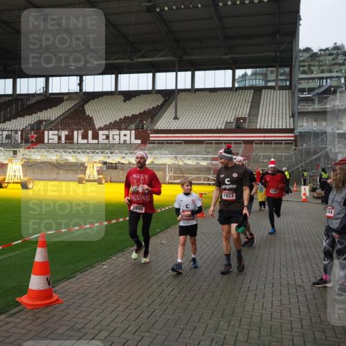 07.12.2025 - St. Pauli X-Mass-Run No. 15 Fabian Wolf http://msf.ph/oto/9423521 07.12.2025 12:01:24 Ziel 1923, 1928, 1930, 1932, 2991, 3385, 3463, 3531, 3811, 3813, 3990, 3992 meine-sportfotos.de