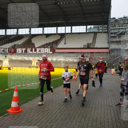 07.12.2025 - St. Pauli X-Mass-Run No. 15 Fabian Wolf http://msf.ph/oto/9423522 07.12.2025 12:01:25 Ziel 1923, 1928, 1930, 1932, 2987, 2991, 3385, 3463, 3531, 3811, 3813, 3990, 3992 meine-sportfotos.de