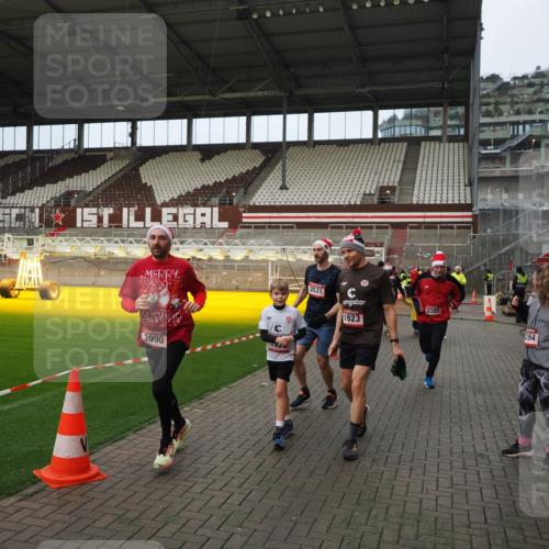 07.12.2025 - St. Pauli X-Mass-Run No. 15 Fabian Wolf http://msf.ph/oto/9423523 07.12.2025 12:01:25 Ziel 1923, 1928, 1930, 1932, 2987, 2991, 3385, 3463, 3531, 3811, 3813, 3990, 3992 meine-sportfotos.de