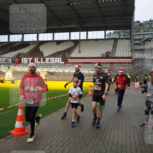 07.12.2025 - St. Pauli X-Mass-Run No. 15 Fabian Wolf http://msf.ph/oto/9423524 07.12.2025 12:01:25 Ziel 1923, 1928, 1930, 1932, 2987, 2991, 3385, 3463, 3531, 3811, 3813, 3990, 3992 meine-sportfotos.de