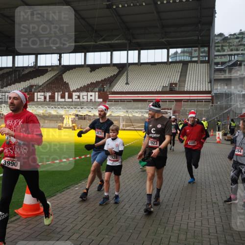 07.12.2025 - St. Pauli X-Mass-Run No. 15 Fabian Wolf http://msf.ph/oto/9423525 07.12.2025 12:01:25 Ziel 1923, 1928, 1930, 1932, 2987, 2991, 3385, 3463, 3531, 3811, 3813, 3990, 3992 meine-sportfotos.de