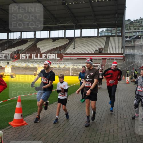 07.12.2025 - St. Pauli X-Mass-Run No. 15 Fabian Wolf http://msf.ph/oto/9423526 07.12.2025 12:01:25 Ziel 1923, 1928, 1930, 1932, 2987, 2991, 3385, 3463, 3531, 3811, 3813, 3990, 3992 meine-sportfotos.de