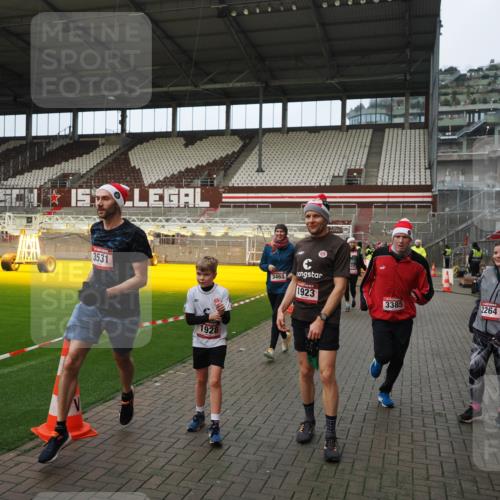 07.12.2025 - St. Pauli X-Mass-Run No. 15 Fabian Wolf http://msf.ph/oto/9423527 07.12.2025 12:01:26 Ziel 1923, 1928, 1930, 1932, 2987, 2991, 3385, 3463, 3531, 3811, 3813, 3990, 3992 meine-sportfotos.de
