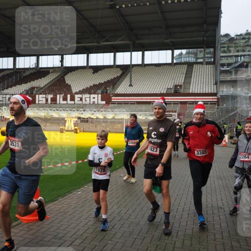 07.12.2025 - St. Pauli X-Mass-Run No. 15 Fabian Wolf http://msf.ph/oto/9423528 07.12.2025 12:01:26 Ziel 1923, 1928, 1930, 1932, 2987, 2991, 3385, 3463, 3531, 3811, 3813, 3990, 3992 meine-sportfotos.de