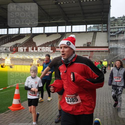 07.12.2025 - St. Pauli X-Mass-Run No. 15 Fabian Wolf http://msf.ph/oto/9423529 07.12.2025 12:01:27 Ziel 1786, 1923, 1928, 1930, 1932, 2987, 2991, 3385, 3463, 3531, 3990, 3992 meine-sportfotos.de