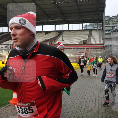 07.12.2025 - St. Pauli X-Mass-Run No. 15 Fabian Wolf http://msf.ph/oto/9423530 07.12.2025 12:01:27 Ziel 1786, 1923, 1928, 1930, 1932, 2987, 2991, 3385, 3463, 3531, 3990, 3992 meine-sportfotos.de