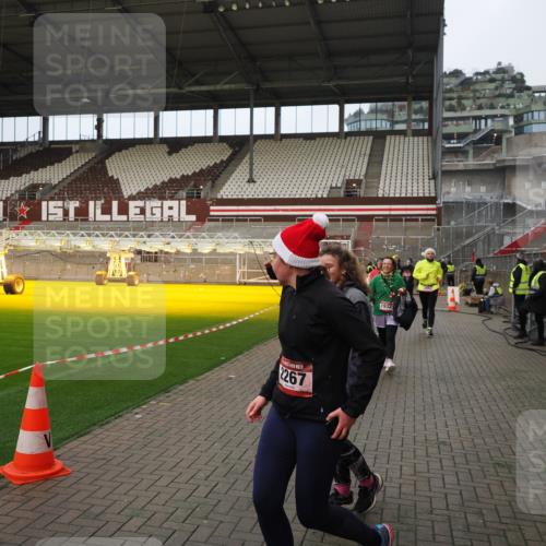 07.12.2025 - St. Pauli X-Mass-Run No. 15 Fabian Wolf http://msf.ph/oto/9423531 07.12.2025 12:01:29 Ziel 1786, 1923, 1928, 1930, 1932, 2987, 2991, 3385, 3463, 3531, 3990 meine-sportfotos.de