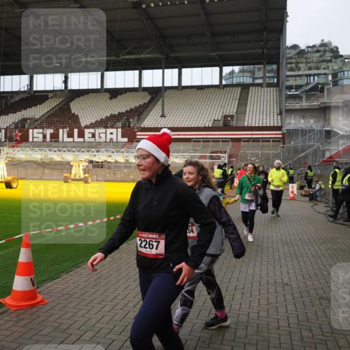 07.12.2025 - St. Pauli X-Mass-Run No. 15 Fabian Wolf http://msf.ph/oto/9423532 07.12.2025 12:01:29 Ziel 1786, 1923, 1928, 1930, 1932, 2987, 2991, 3385, 3463, 3531, 3990 meine-sportfotos.de
