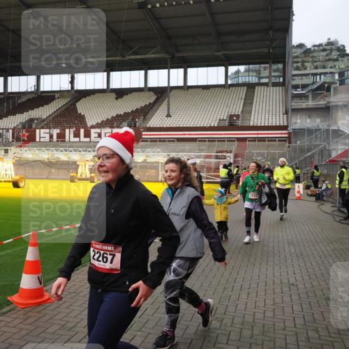 07.12.2025 - St. Pauli X-Mass-Run No. 15 Fabian Wolf http://msf.ph/oto/9423533 07.12.2025 12:01:29 Ziel 1786, 1923, 1928, 1930, 1932, 2987, 2991, 3385, 3463, 3531, 3990 meine-sportfotos.de