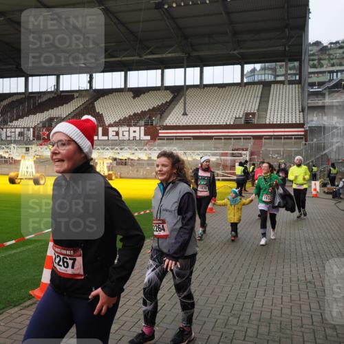 07.12.2025 - St. Pauli X-Mass-Run No. 15 Fabian Wolf http://msf.ph/oto/9423534 07.12.2025 12:01:29 Ziel 1786, 1923, 1928, 1930, 1932, 2987, 2991, 3385, 3463, 3531, 3990 meine-sportfotos.de