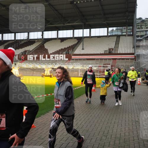 07.12.2025 - St. Pauli X-Mass-Run No. 15 Fabian Wolf http://msf.ph/oto/9423535 07.12.2025 12:01:29 Ziel 1786, 1923, 1928, 1930, 1932, 2987, 2991, 3385, 3463, 3531, 3990 meine-sportfotos.de