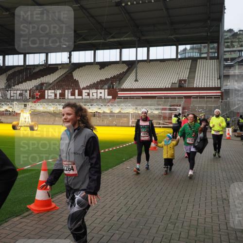 07.12.2025 - St. Pauli X-Mass-Run No. 15 Fabian Wolf http://msf.ph/oto/9423536 07.12.2025 12:01:30 Ziel 1786, 1923, 1930, 1932, 2987, 2991, 3385, 3463, 3531, 3990 meine-sportfotos.de