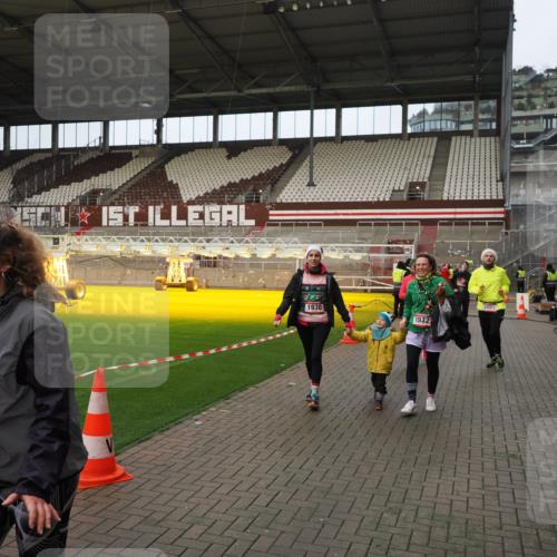 07.12.2025 - St. Pauli X-Mass-Run No. 15 Fabian Wolf http://msf.ph/oto/9423538 07.12.2025 12:01:30 Ziel 1786, 1923, 1930, 1932, 2987, 2991, 3385, 3463, 3531, 3990 meine-sportfotos.de