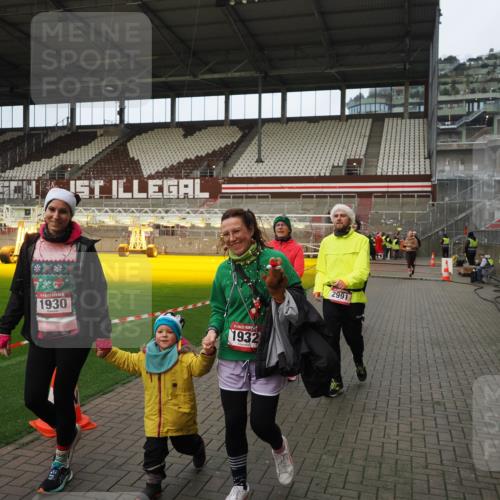 07.12.2025 - St. Pauli X-Mass-Run No. 15 Fabian Wolf http://msf.ph/oto/9423546 07.12.2025 12:01:32 Ziel 1786, 1930, 1932, 2987, 2991, 3385, 3463, 3531, 3981, 3990 meine-sportfotos.de