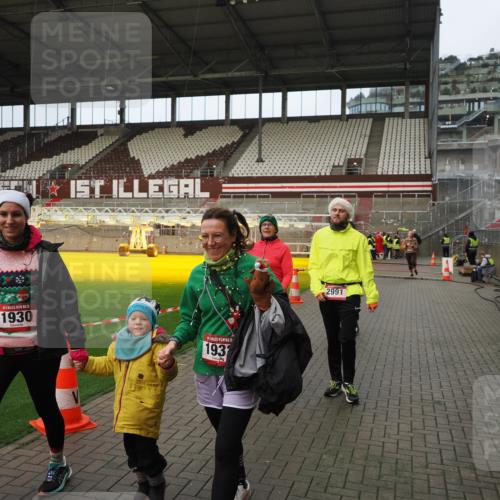 07.12.2025 - St. Pauli X-Mass-Run No. 15 Fabian Wolf http://msf.ph/oto/9423547 07.12.2025 12:01:32 Ziel 1786, 1930, 1932, 2987, 2991, 3385, 3463, 3531, 3981, 3990 meine-sportfotos.de