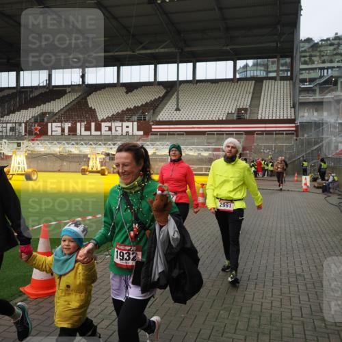 07.12.2025 - St. Pauli X-Mass-Run No. 15 Fabian Wolf http://msf.ph/oto/9423548 07.12.2025 12:01:33 Ziel 1786, 1930, 1932, 2987, 2991, 3385, 3463, 3531, 3981, 3990, 4753 meine-sportfotos.de