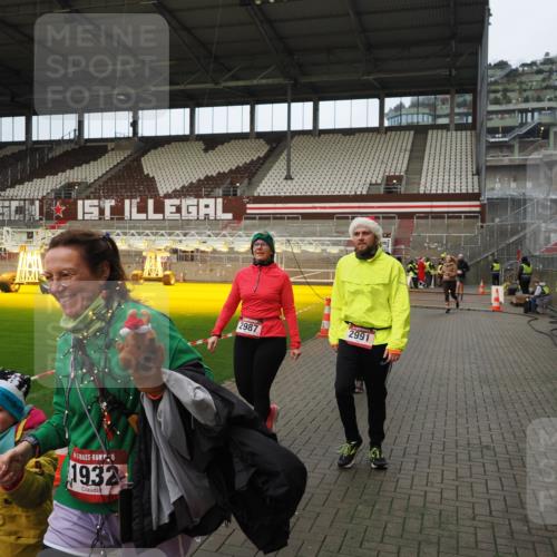 07.12.2025 - St. Pauli X-Mass-Run No. 15 Fabian Wolf http://msf.ph/oto/9423550 07.12.2025 12:01:33 Ziel 1786, 1930, 1932, 2987, 2991, 3385, 3463, 3531, 3981, 3990, 4753 meine-sportfotos.de