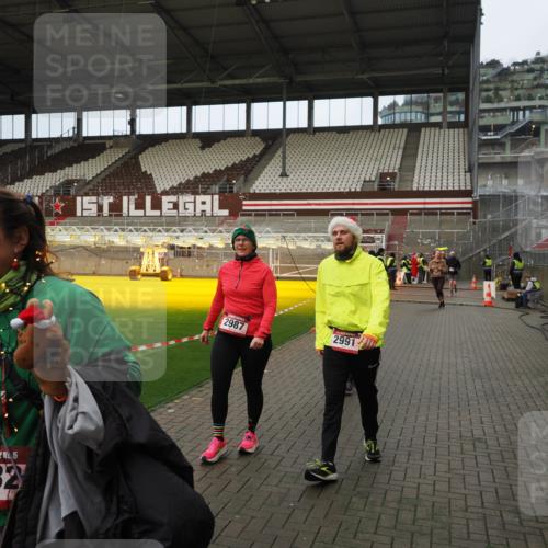 07.12.2025 - St. Pauli X-Mass-Run No. 15 Fabian Wolf http://msf.ph/oto/9423551 07.12.2025 12:01:33 Ziel 1786, 1930, 1932, 2987, 2991, 3385, 3463, 3531, 3981, 3990, 4753 meine-sportfotos.de