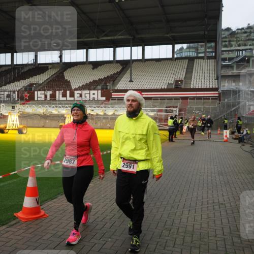 07.12.2025 - St. Pauli X-Mass-Run No. 15 Fabian Wolf http://msf.ph/oto/9423555 07.12.2025 12:01:34 Ziel 1786, 1930, 1932, 2987, 2991, 3385, 3463, 3531, 3981, 3990, 4753 meine-sportfotos.de