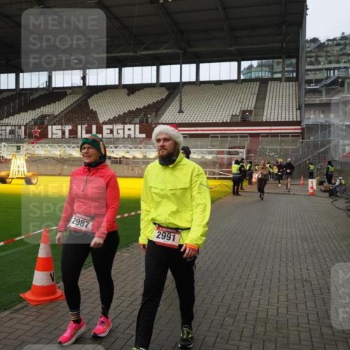 07.12.2025 - St. Pauli X-Mass-Run No. 15 Fabian Wolf http://msf.ph/oto/9423556 07.12.2025 12:01:34 Ziel 1786, 1930, 1932, 2987, 2991, 3385, 3463, 3531, 3981, 3990, 4753 meine-sportfotos.de