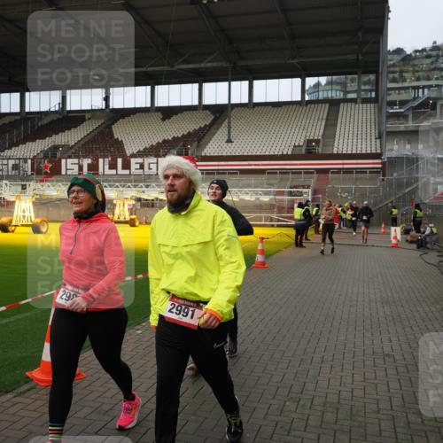 07.12.2025 - St. Pauli X-Mass-Run No. 15 Fabian Wolf http://msf.ph/oto/9423557 07.12.2025 12:01:34 Ziel 1786, 1930, 1932, 2987, 2991, 3385, 3463, 3531, 3981, 3990, 4753 meine-sportfotos.de