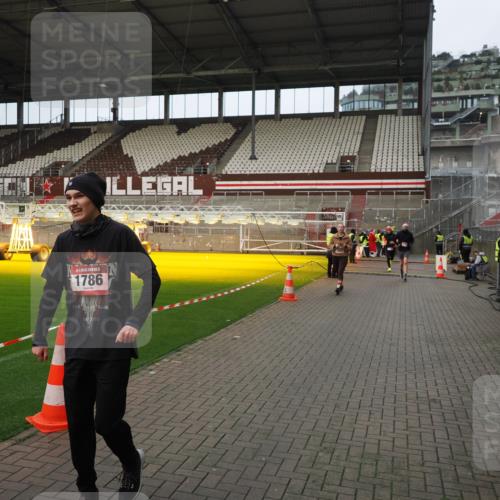 07.12.2025 - St. Pauli X-Mass-Run No. 15 Fabian Wolf http://msf.ph/oto/9423558 07.12.2025 12:01:36 Ziel 1719, 1786, 1930, 1932, 2987, 2991, 3385, 3463, 3531, 3981, 3990, 4753 meine-sportfotos.de
