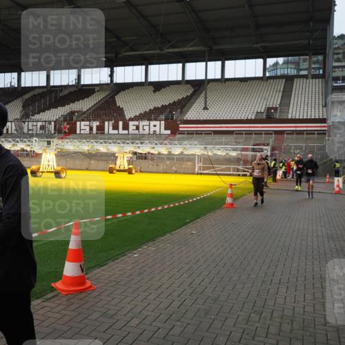 07.12.2025 - St. Pauli X-Mass-Run No. 15 Fabian Wolf http://msf.ph/oto/9423559 07.12.2025 12:01:36 Ziel 1719, 1786, 1930, 1932, 2987, 2991, 3385, 3463, 3531, 3981, 3990, 4753 meine-sportfotos.de