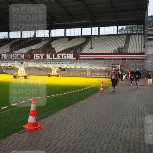 07.12.2025 - St. Pauli X-Mass-Run No. 15 Fabian Wolf http://msf.ph/oto/9423560 07.12.2025 12:01:36 Ziel 1719, 1786, 1930, 1932, 2987, 2991, 3385, 3463, 3531, 3981, 3990, 4753 meine-sportfotos.de