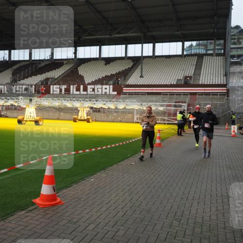 07.12.2025 - St. Pauli X-Mass-Run No. 15 Fabian Wolf http://msf.ph/oto/9423565 07.12.2025 12:01:39 Ziel 1719, 1786, 2987, 2991, 3385, 3463, 3531, 3981, 3990, 4753 meine-sportfotos.de