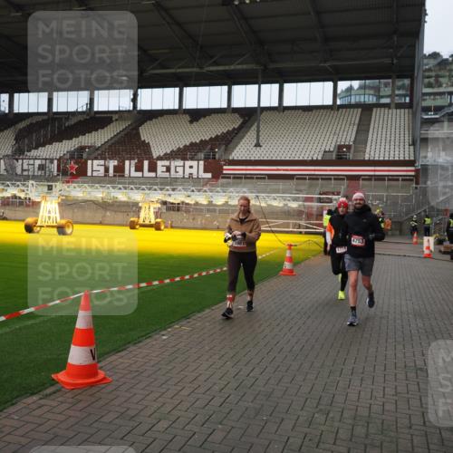 07.12.2025 - St. Pauli X-Mass-Run No. 15 Fabian Wolf http://msf.ph/oto/9423567 07.12.2025 12:01:40 Ziel 1719, 1786, 2987, 2991, 3385, 3463, 3531, 3981, 4753 meine-sportfotos.de