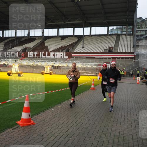 07.12.2025 - St. Pauli X-Mass-Run No. 15 Fabian Wolf http://msf.ph/oto/9423569 07.12.2025 12:01:40 Ziel 1719, 1786, 2987, 2991, 3385, 3463, 3531, 3981, 4753 meine-sportfotos.de