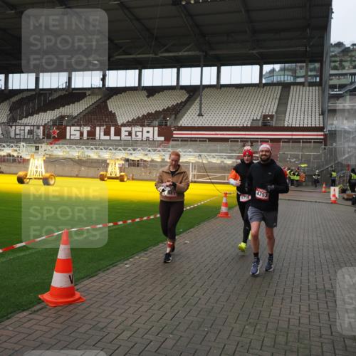 07.12.2025 - St. Pauli X-Mass-Run No. 15 Fabian Wolf http://msf.ph/oto/9423570 07.12.2025 12:01:40 Ziel 1719, 1786, 2987, 2991, 3385, 3463, 3531, 3981, 4753 meine-sportfotos.de