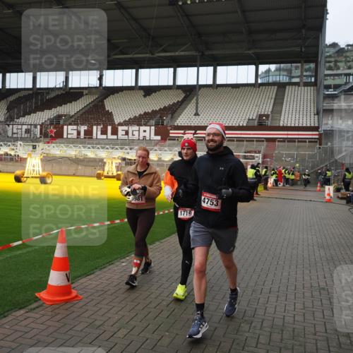 07.12.2025 - St. Pauli X-Mass-Run No. 15 Fabian Wolf http://msf.ph/oto/9423574 07.12.2025 12:01:41 Ziel 1719, 1786, 2987, 2991, 3981, 4753 meine-sportfotos.de
