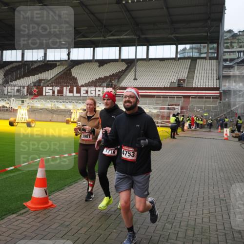 07.12.2025 - St. Pauli X-Mass-Run No. 15 Fabian Wolf http://msf.ph/oto/9423575 07.12.2025 12:01:41 Ziel 1719, 1786, 2987, 2991, 3981, 4753 meine-sportfotos.de