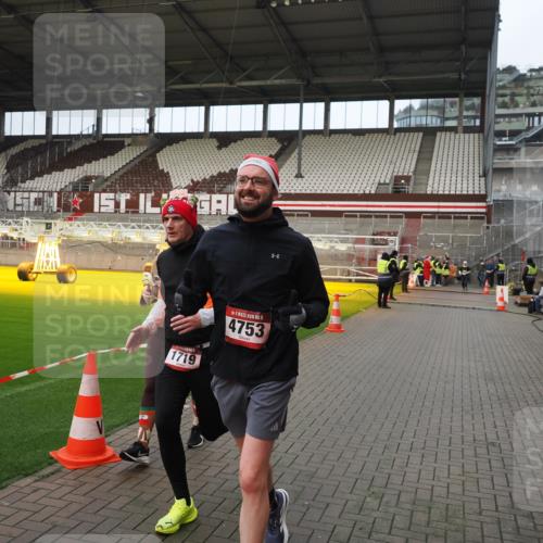 07.12.2025 - St. Pauli X-Mass-Run No. 15 Fabian Wolf http://msf.ph/oto/9423576 07.12.2025 12:01:42 Ziel 1719, 1786, 2987, 2991, 3981, 4753 meine-sportfotos.de