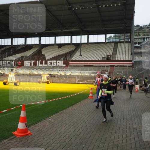 07.12.2025 - St. Pauli X-Mass-Run No. 15 Fabian Wolf http://msf.ph/oto/9423579 07.12.2025 12:01:52 Ziel 576, 926, 928, 933, 1719, 2411, 2539, 2868, 3869, 4107, 4109, 4369, 4370, 4753 meine-sportfotos.de