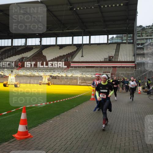 07.12.2025 - St. Pauli X-Mass-Run No. 15 Fabian Wolf http://msf.ph/oto/9423580 07.12.2025 12:01:52 Ziel 576, 926, 928, 933, 1719, 2411, 2539, 2868, 3869, 4107, 4109, 4369, 4370, 4753 meine-sportfotos.de