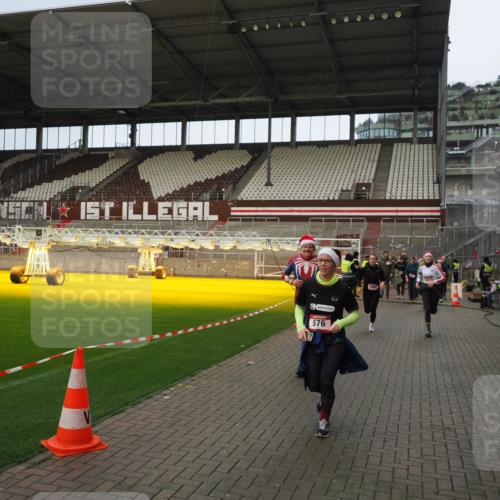 07.12.2025 - St. Pauli X-Mass-Run No. 15 Fabian Wolf http://msf.ph/oto/9423581 07.12.2025 12:01:52 Ziel 576, 926, 928, 933, 1719, 2411, 2539, 2868, 3869, 4107, 4109, 4369, 4370, 4753 meine-sportfotos.de