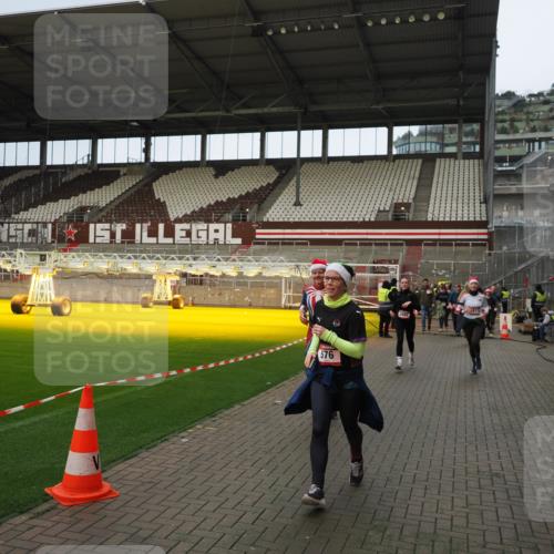 07.12.2025 - St. Pauli X-Mass-Run No. 15 Fabian Wolf http://msf.ph/oto/9423582 07.12.2025 12:01:52 Ziel 576, 926, 928, 933, 1719, 2411, 2539, 2868, 3869, 4107, 4109, 4369, 4370, 4753 meine-sportfotos.de