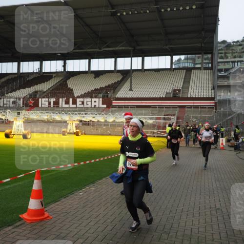 07.12.2025 - St. Pauli X-Mass-Run No. 15 Fabian Wolf http://msf.ph/oto/9423583 07.12.2025 12:01:53 Ziel 576, 926, 928, 933, 1719, 2411, 2539, 2868, 3869, 4107, 4109, 4156, 4369, 4370, 4753 meine-sportfotos.de