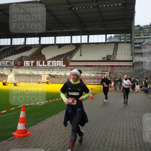 07.12.2025 - St. Pauli X-Mass-Run No. 15 Fabian Wolf http://msf.ph/oto/9423584 07.12.2025 12:01:53 Ziel 576, 926, 928, 933, 1719, 2411, 2539, 2868, 3869, 4107, 4109, 4156, 4369, 4370, 4753 meine-sportfotos.de