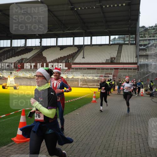 07.12.2025 - St. Pauli X-Mass-Run No. 15 Fabian Wolf http://msf.ph/oto/9423586 07.12.2025 12:01:53 Ziel 576, 926, 928, 933, 1719, 2411, 2539, 2868, 3869, 4107, 4109, 4156, 4369, 4370, 4753 meine-sportfotos.de