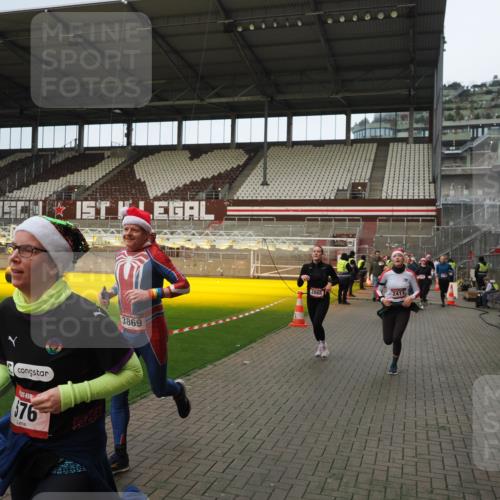 07.12.2025 - St. Pauli X-Mass-Run No. 15 Fabian Wolf http://msf.ph/oto/9423587 07.12.2025 12:01:53 Ziel 576, 926, 928, 933, 1719, 2411, 2539, 2868, 3869, 4107, 4109, 4156, 4369, 4370, 4753 meine-sportfotos.de
