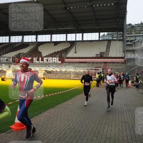 07.12.2025 - St. Pauli X-Mass-Run No. 15 Fabian Wolf http://msf.ph/oto/9423588 07.12.2025 12:01:54 Ziel 576, 926, 928, 933, 1719, 2411, 2539, 2868, 3869, 4107, 4109, 4156, 4369, 4370 meine-sportfotos.de