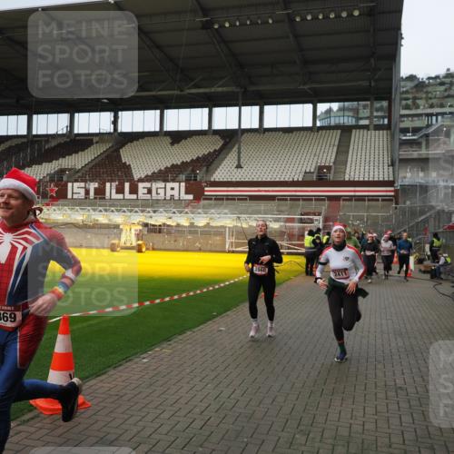 07.12.2025 - St. Pauli X-Mass-Run No. 15 Fabian Wolf http://msf.ph/oto/9423589 07.12.2025 12:01:54 Ziel 576, 926, 928, 933, 1719, 2411, 2539, 2868, 3869, 4107, 4109, 4156, 4369, 4370 meine-sportfotos.de