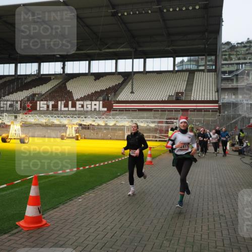 07.12.2025 - St. Pauli X-Mass-Run No. 15 Fabian Wolf http://msf.ph/oto/9423590 07.12.2025 12:01:54 Ziel 576, 926, 928, 933, 1719, 2411, 2539, 2868, 3869, 4107, 4109, 4156, 4369, 4370 meine-sportfotos.de