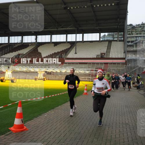 07.12.2025 - St. Pauli X-Mass-Run No. 15 Fabian Wolf http://msf.ph/oto/9423591 07.12.2025 12:01:54 Ziel 576, 926, 928, 933, 1719, 2411, 2539, 2868, 3869, 4107, 4109, 4156, 4369, 4370 meine-sportfotos.de