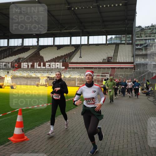 07.12.2025 - St. Pauli X-Mass-Run No. 15 Fabian Wolf http://msf.ph/oto/9423593 07.12.2025 12:01:55 Ziel 576, 926, 928, 933, 1719, 2411, 2539, 2868, 3869, 4107, 4109, 4156, 4369, 4370 meine-sportfotos.de